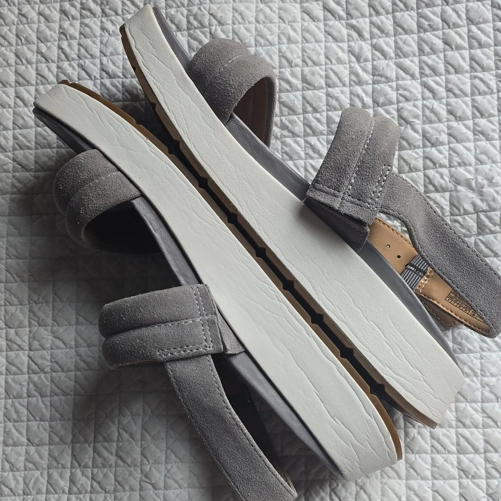 Ugg Lynden Suede Platform Shoes - Picture 6 of 12